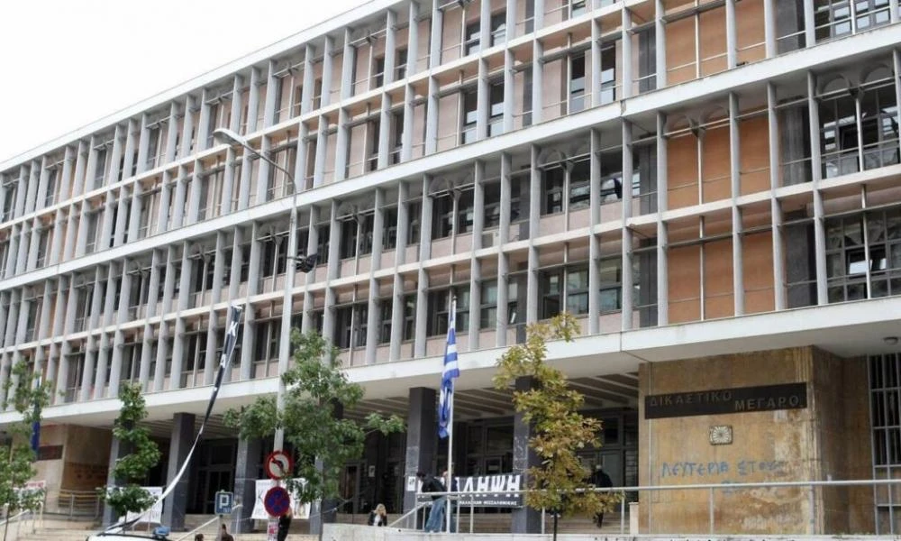 Θεσσαλονίκη: Για κακούργημα διώκεται 26χρονη που παρακολουθούσε τον πρώην της μέσα από ... λούτρινο